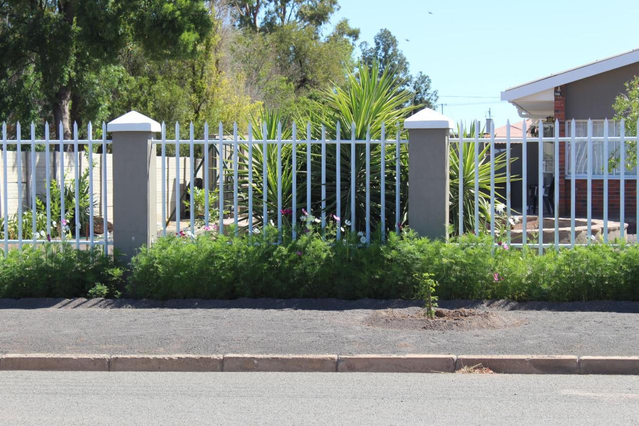 Ons Dorpshuis Beaufort Wes Buitenkant foto