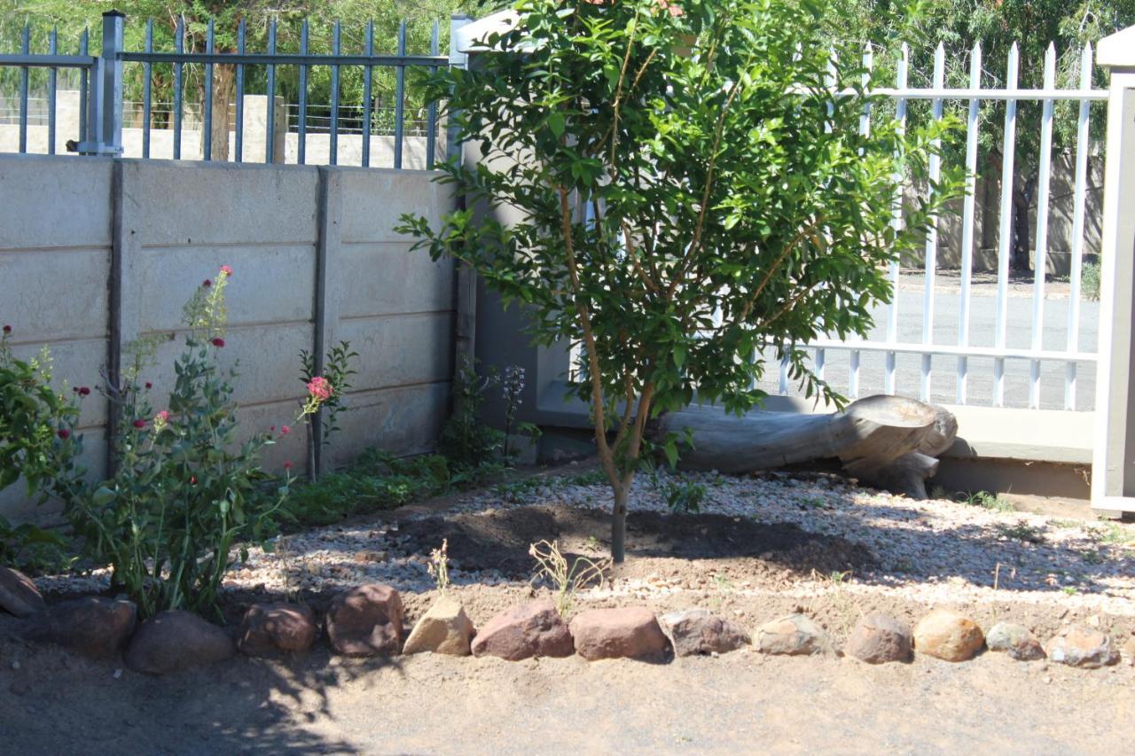 Ons Dorpshuis Beaufort Wes Buitenkant foto